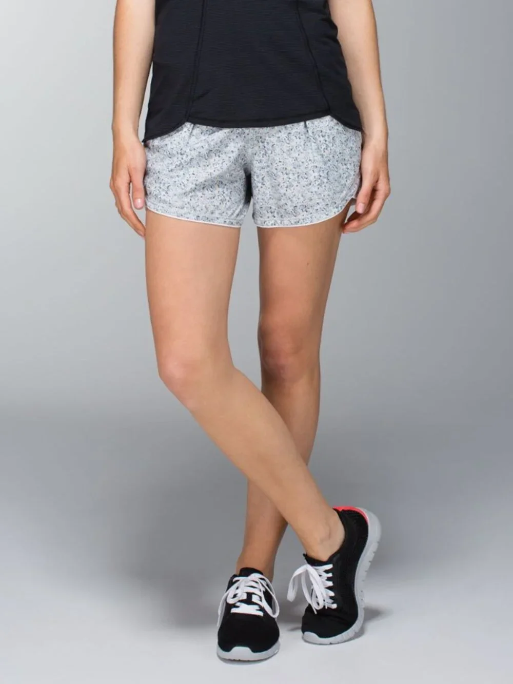 Lululemon Free Reign Short Petite Fleur Silver Spoon / White Size 6